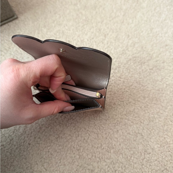 Kate Spade Blush Scalloped Key Holder - Picture 3 of 5